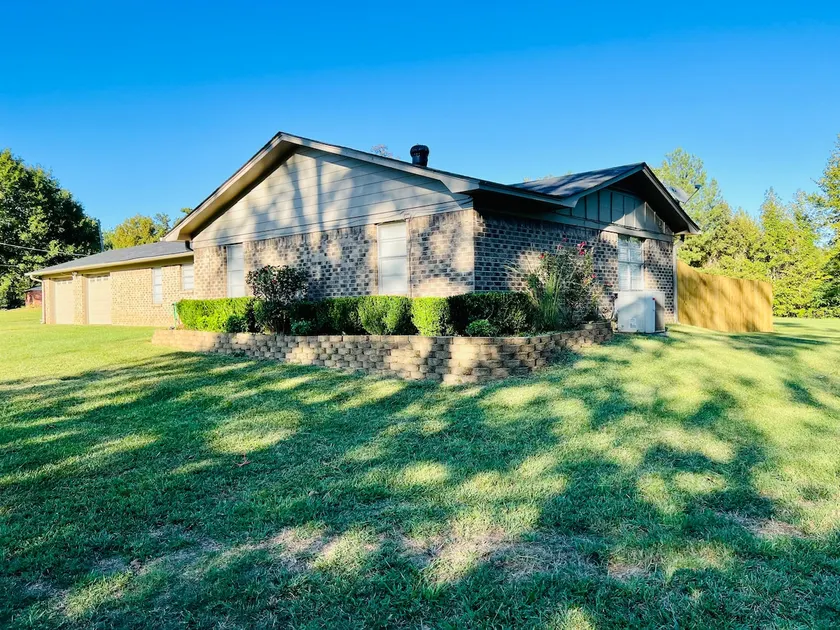 Quiet country living 3/2 in city limits! - Image 1