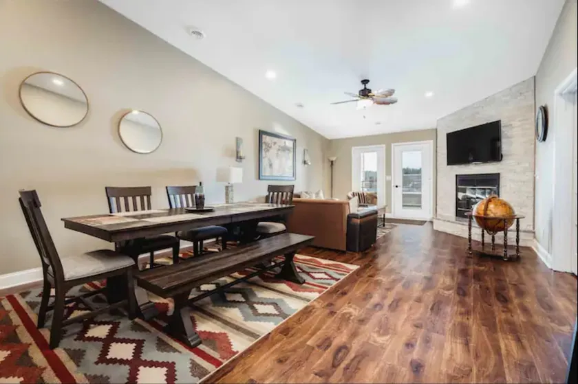 Lakefront Penthouse Fully Upgraded Panoramic Views Boat Slip Indoor Outdoor Pool - Image 1