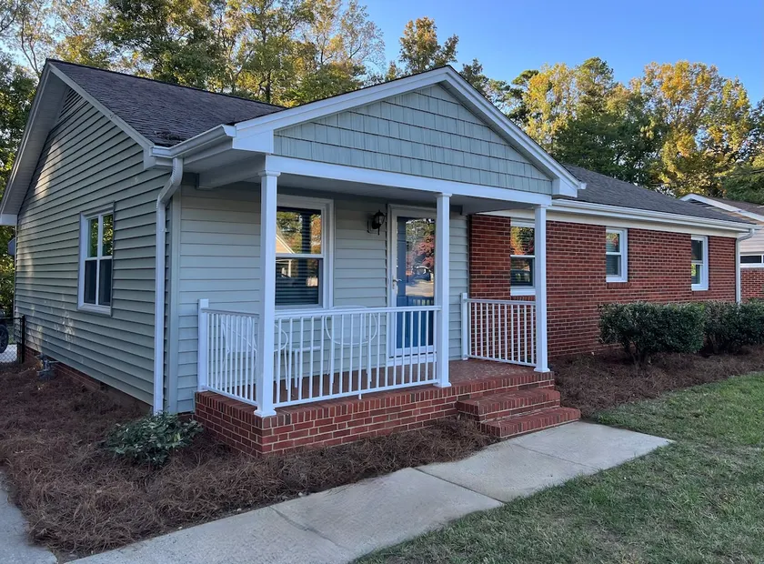 Clean, comfy, walk to downtown - Image 1