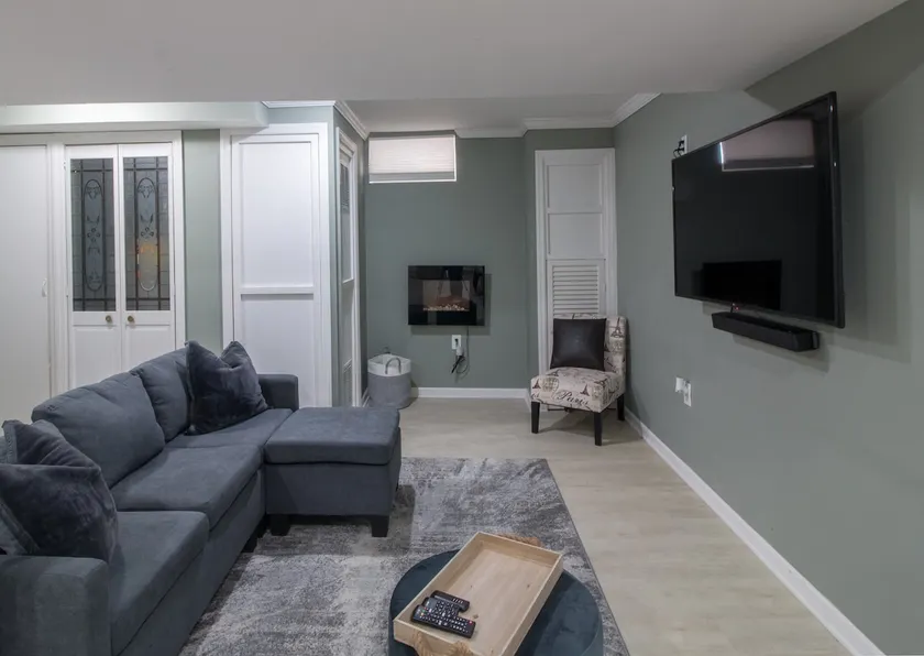 Private 2-bedroom unit mins from Airport & NYC - Image 1