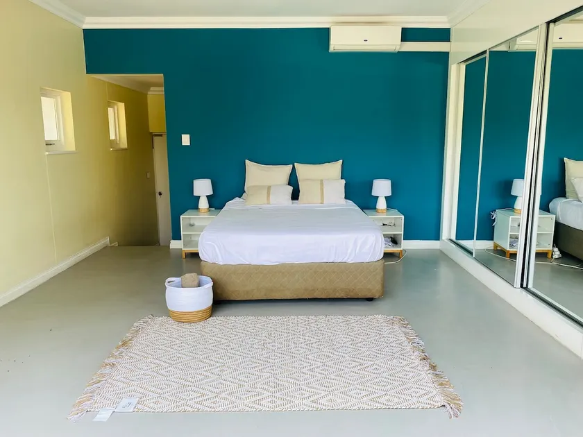 Modern 1 Bedroom unit overlooking pool - Image 1