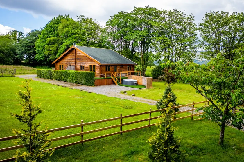 Pine lodge: Beautiful log cabin with hot tub - Image 1