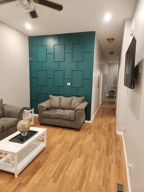 Lovely 3 bedroom unit with very high ceilings. - Image 1