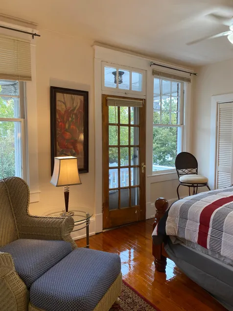 Lovely 2-bedroom 1100 sq ft Apt with free parking - Image 1