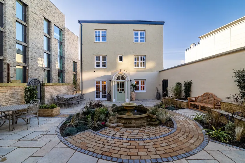 Stunning 4 bed historic townhouse in Oxfords heart - Image 1