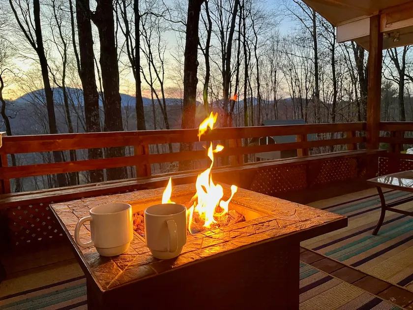 Peaceful Ivy Ridge - w/waterfalls, hikes + hot tub! - Image 1