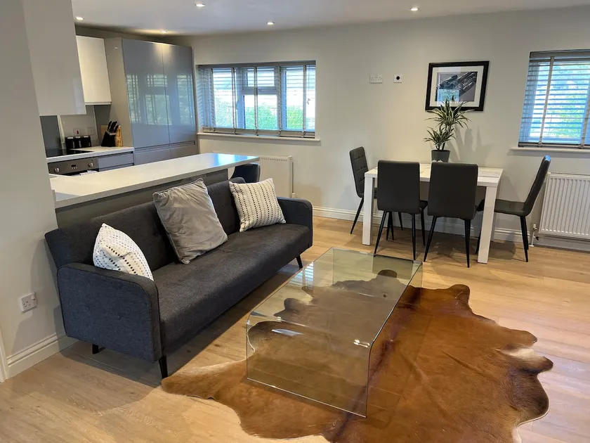 Modern, spacious 2-bedroom self-contained flat - Image 1