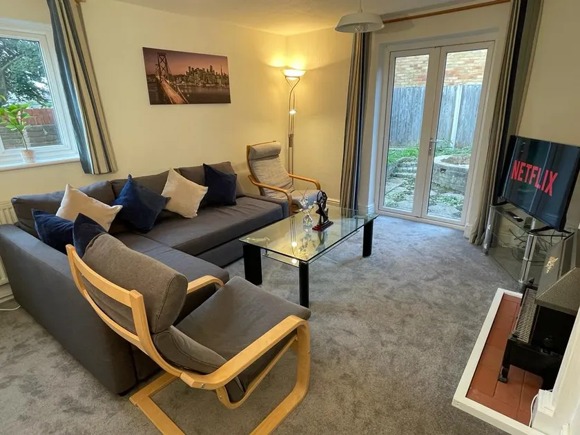 3-bedroom home with free parking - Image 1