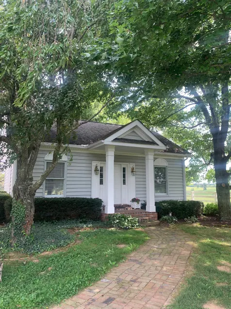 Quaint cottage on scenic horse farm - Image 1