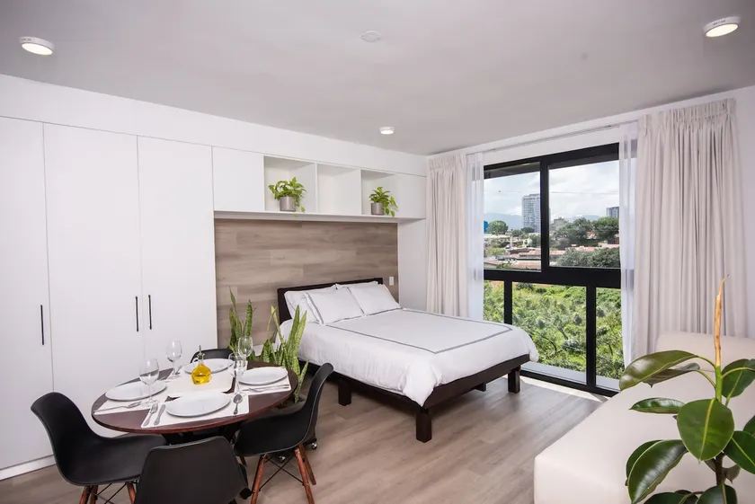 Quiet Gorgeous Queen Bed Studio + Jacuzzi - Image 1