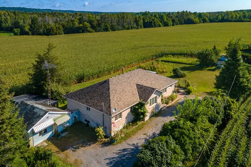 Spacious 4-Bedroom Retreat Near Presqu'ile Park - Image 1
