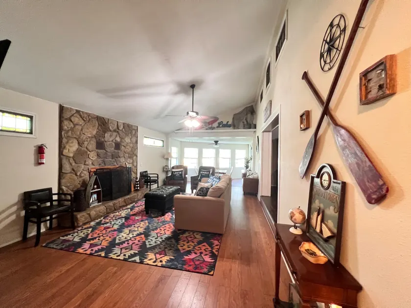 Water view home in Lake Livingston/ Onalaska - Image 1