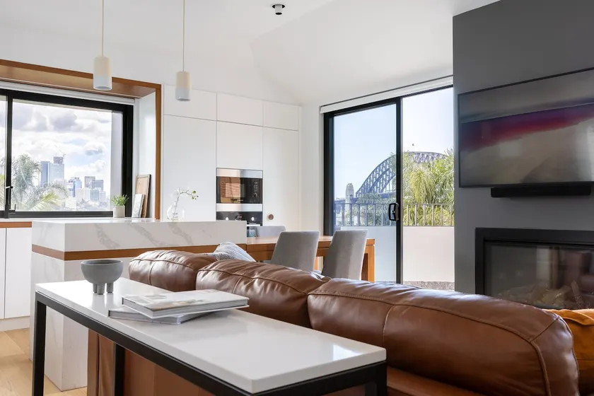 Stylish 2 bed penthouse with Harbour Bridge View - Image 1