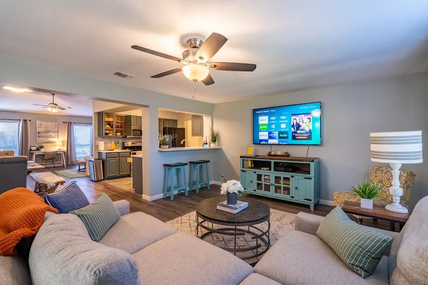 '‿' Relaxing spacious home with patio, sleeps 8 - Image 1
