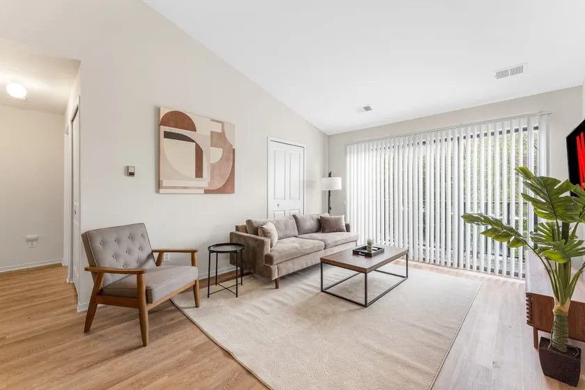 Cozy Modern 1BDR | Comfy King Bed, Gym And Pool - Image 1