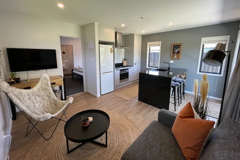 Contemporary 1 bed unit a skip from nature & river - Image 1