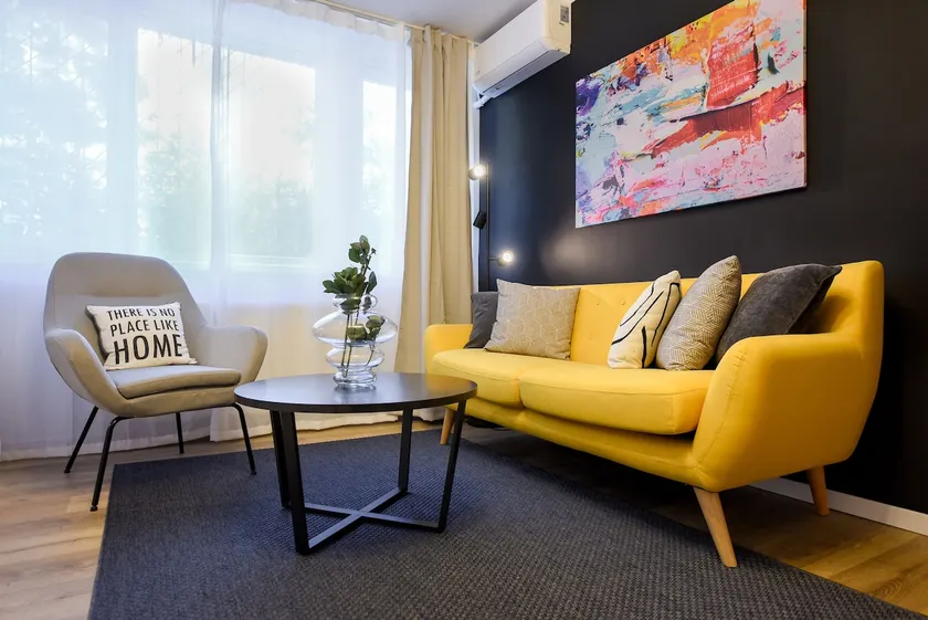 Lemonade | Sunny 1 BR Apartment - Image 1