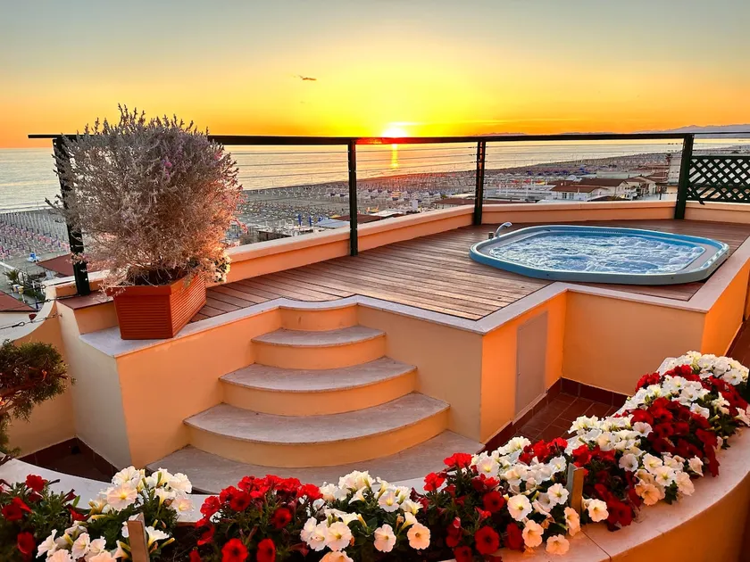 Piccadilly Penthouse with Jacuzzi - Image 1