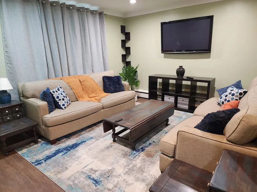 Newly renovated cozy spot, Steps from Downtown - Image 1