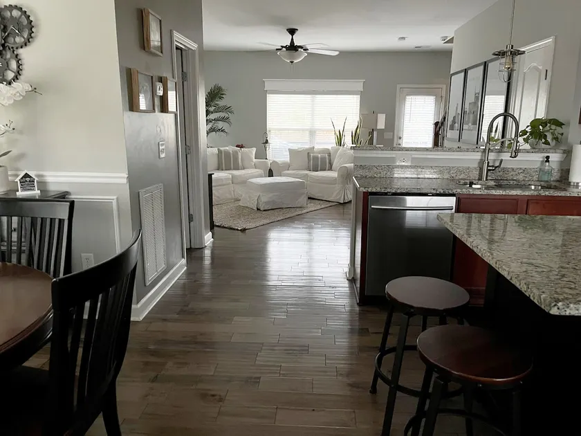 Stylish 2 Bd/2.5 Ba Townhome - Image 1