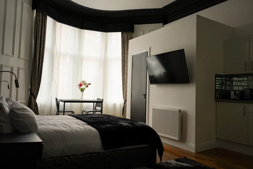 Glasgow: Studio Apartment - Image 1