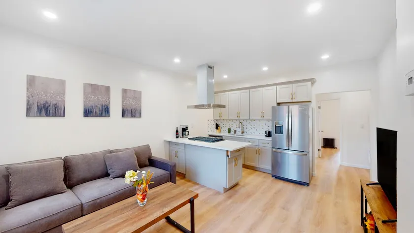 Remarkable Queens 2 bed 2 bath with office space - Image 1