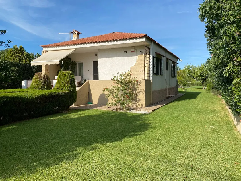 Cottage, with a large garden, near the beach - Image 1