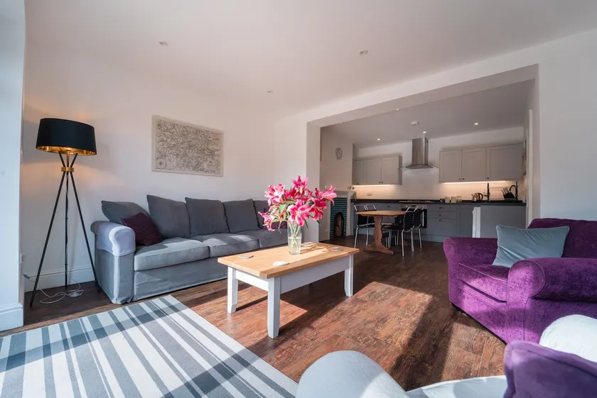 Stunning 2 bedroom home 15 minutes walk to beach - Image 1