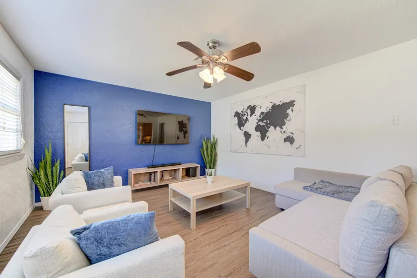 king bed with Pool table, decked patio and gym - Image 1