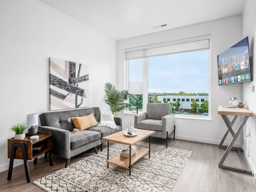 Luxury Gray & Gold Executive Suite in Heart of Col - Image 1