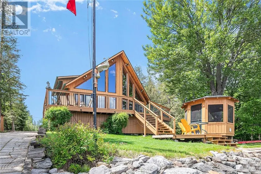 ALL Season Waterfront Cottage with WIFI, BBQ, Beach & Boat Ramp - Image 1