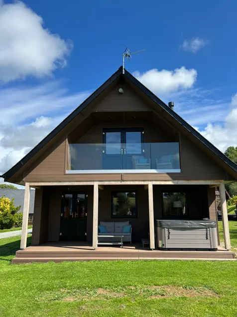 Luxury 3 bedroom, 3 bathroom lodge with hot tub - Image 1
