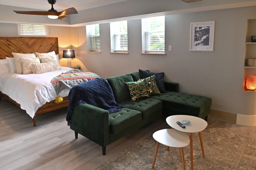 Newly remodeled Highland Square studio apartment - Image 1