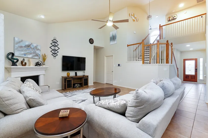 Exquisite Luxury Home near Sea World, San Antonio - Image 1