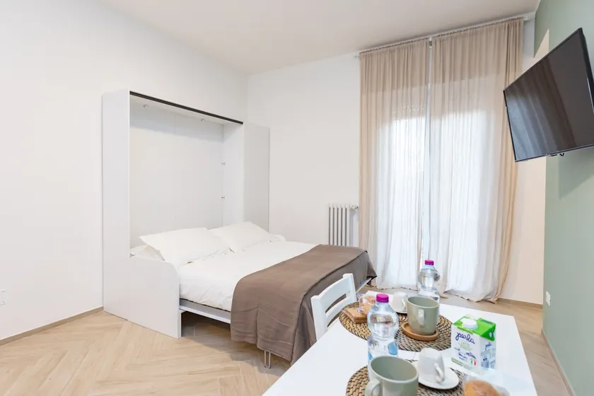 Apartment with 5 bedrooms with en-suite bathroom - Image 1