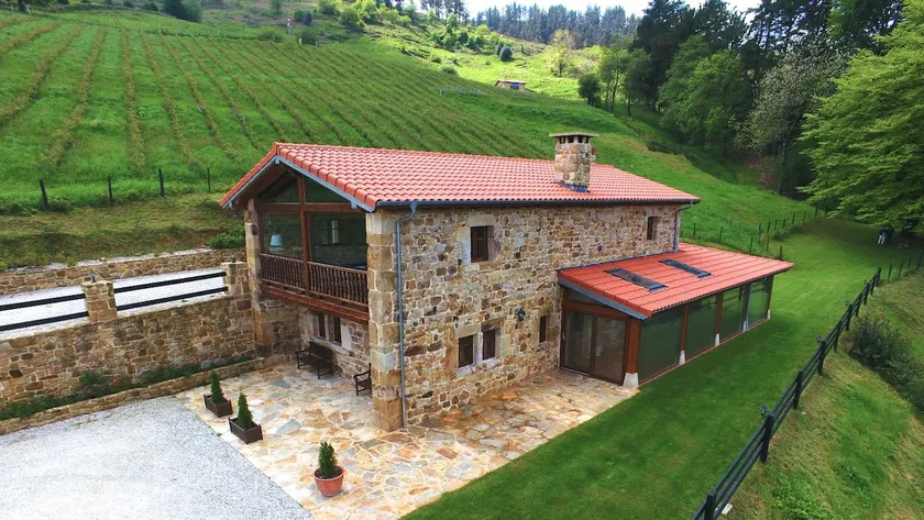 Exclusive country house with private heated pool - Image 1