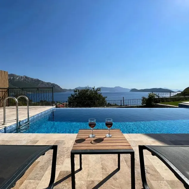 Sheltered with a private pool and magnificent sea view - Image 1