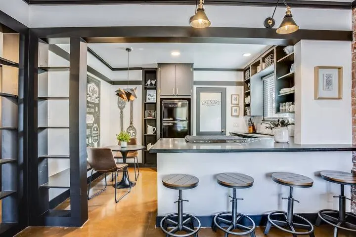 Woodward Place to be - Image 1