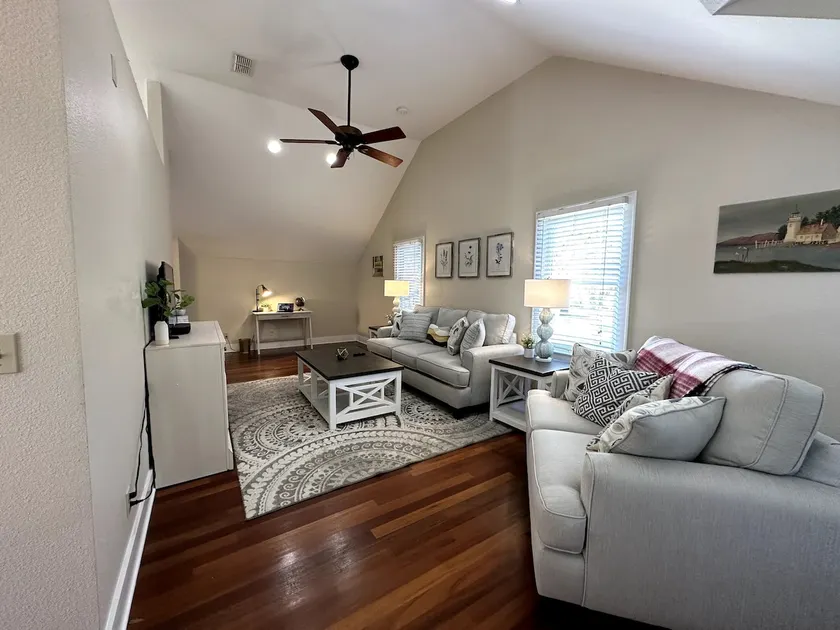 Historic lakefront guesthouse - Image 1