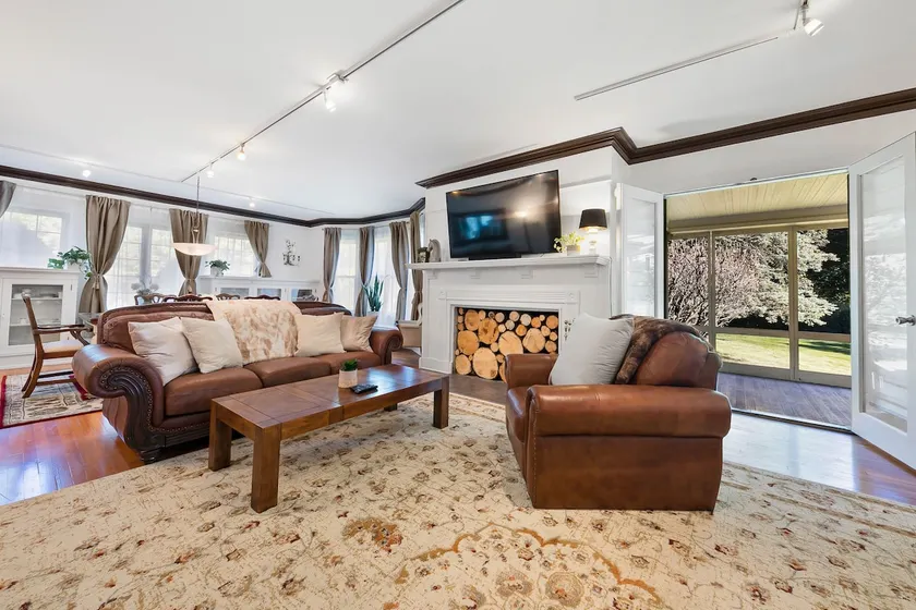 - Fully-Equipped Condo - King Bed - Massive yard - - Image 1