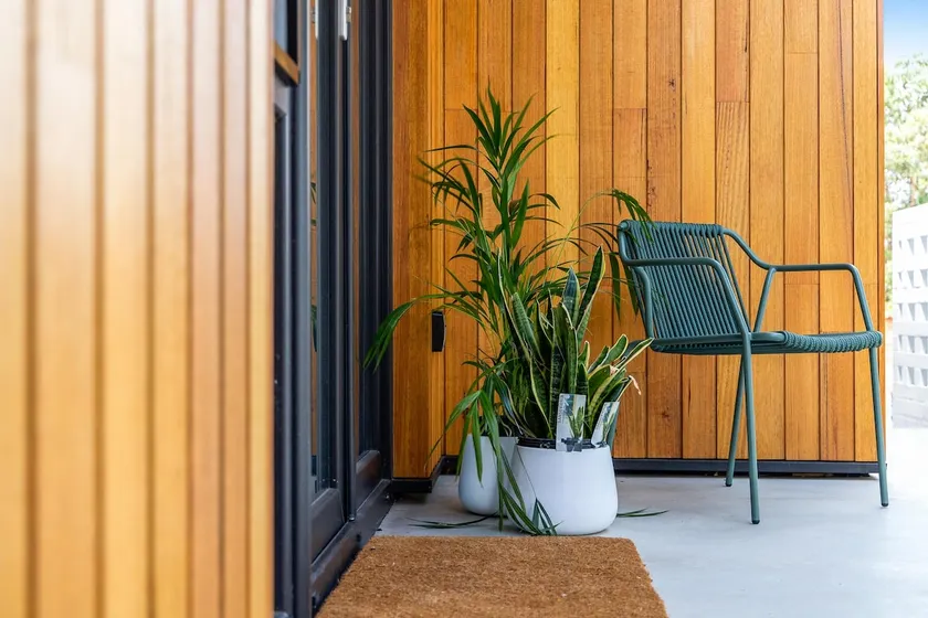 Modern One Bed Guest Suite with Parking - Image 1