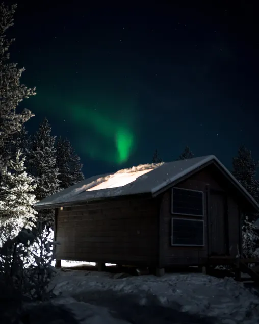 Atmospheric northern lights cabin in the middle of nature - Image 1