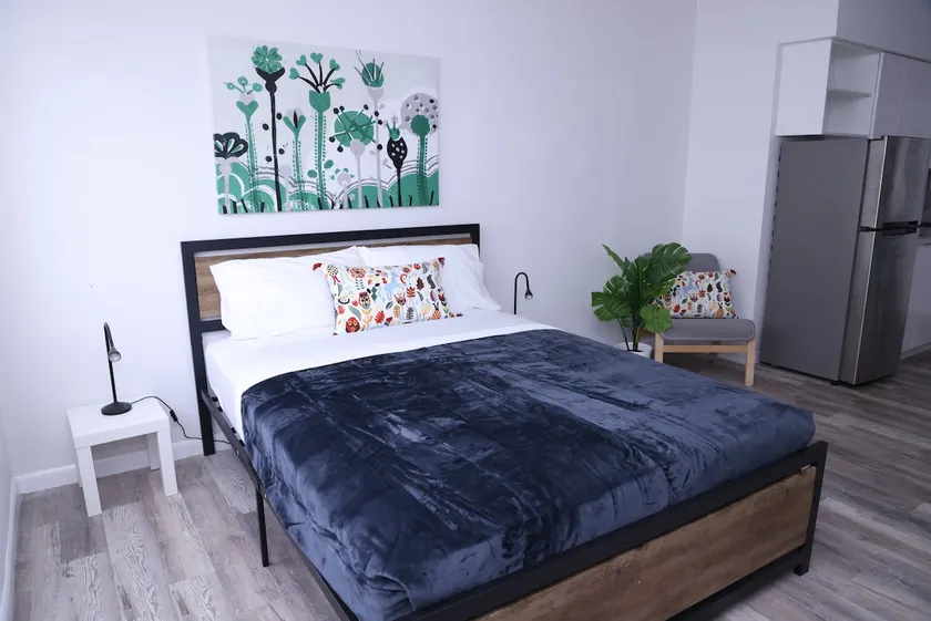 Lovely private studio with patio & parking - Image 1