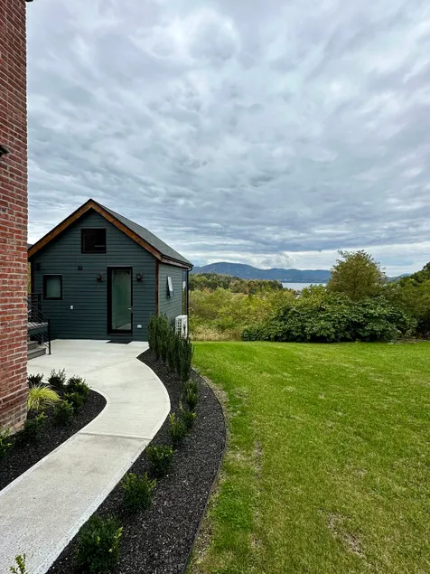 A modern barn on the Hudson River - Image 1