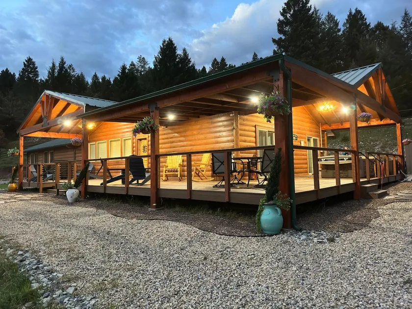 Cabin with Hot Tub+Fast WiFi+Deck+Putting Green - Image 1