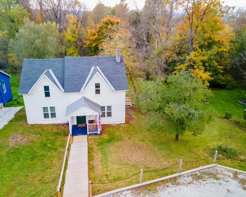 Cute, Renovated Home on River, Walk to Downtown - Image 1