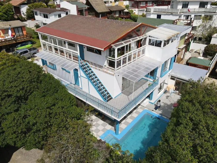 Spectacular Three-Story House, capacity for 21 people. - Image 1