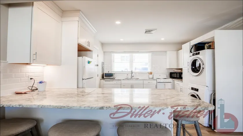 Lovely Rear 2 BR Cottage!~ Pets Considered *POOL* - Image 1