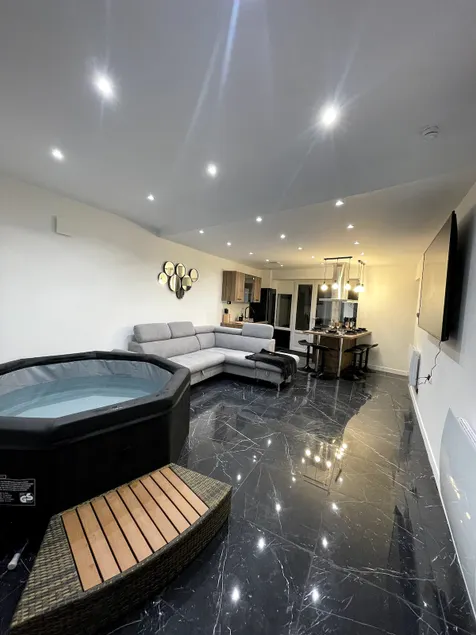 Unique apartment with jacuzzi - Image 1