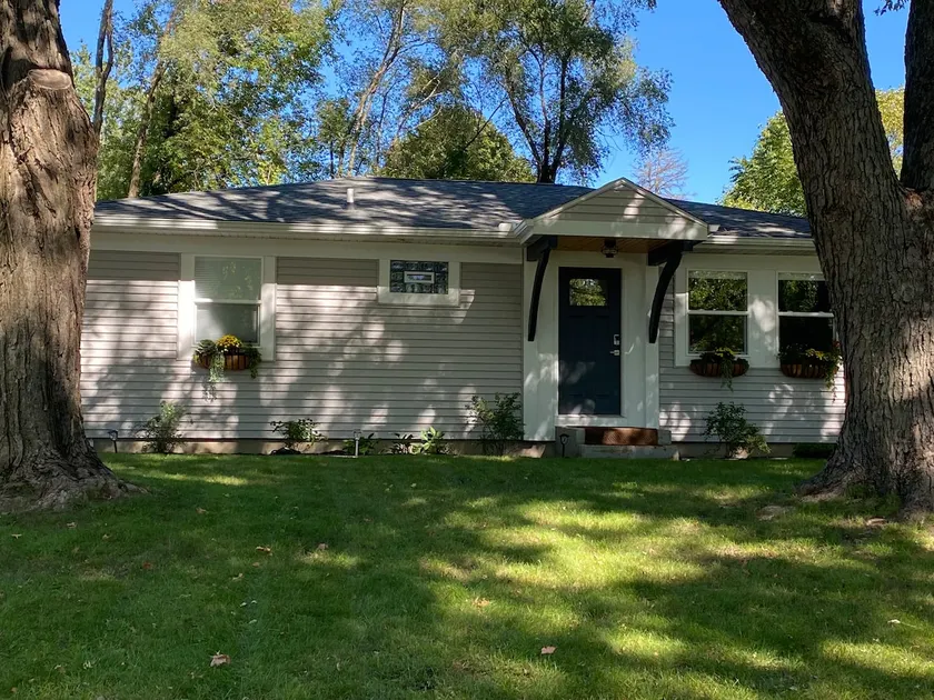 Newly Remodeled! 3 bed 2 bath. CLEAN <5mi to ND! - Image 1